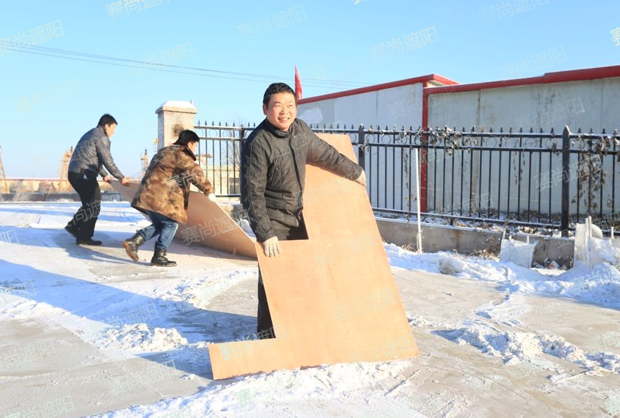 金總身先士卒，帶領(lǐng)大家除雪