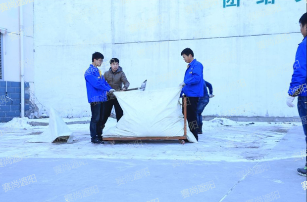 最后大家合力用拖車運(yùn)走積雪掃雪圖片